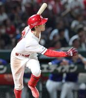 ７回、２点二塁打を放つ辰見