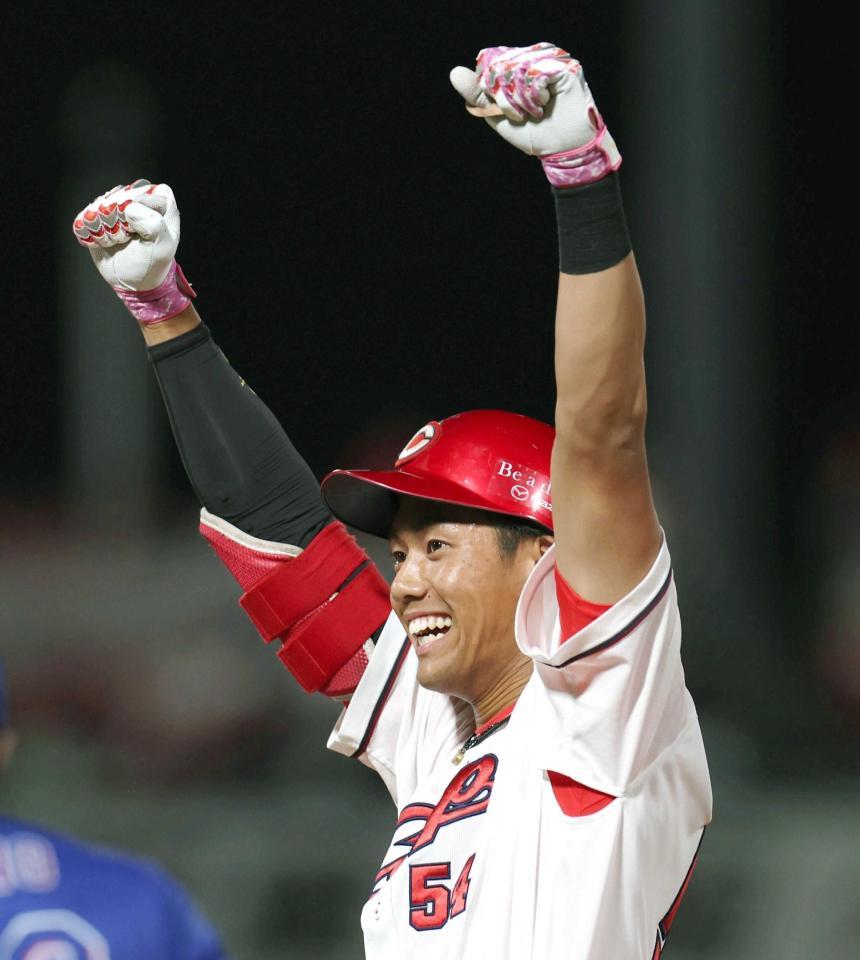 ８回、プロ初安打となる右前打を放ち、拳を突き上げる西川（撮影・北村雅宏）