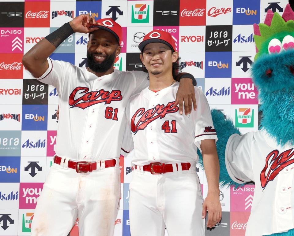 お立ち台で笑顔を見せるファビアン（左）と鈴木（撮影・北村雅宏）