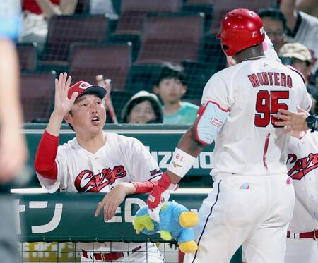 ５回、同点ソロを放ったモンテロ（右）を迎える新井監督