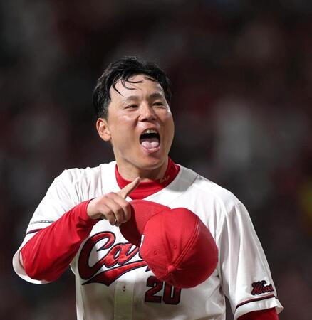 ８回、上林を一ゴロに打ち取り、ほえる栗林（撮影・北村雅宏）
