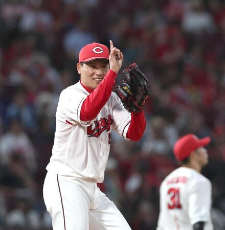 ５回、石伊のセーフティバントアウトにし、笑顔を見せる栗林（撮影・北村雅宏）