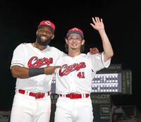 今季初勝利しファビアン（左）と写真に納まる鈴木