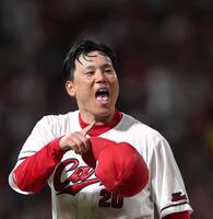 ８回、上林を一ゴロに打ち取り、ほえる栗林（撮影・北村雅宏）