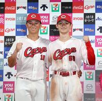 お立ち台でポーズをとる佐々木と辰見（右）＝撮影・北村雅宏