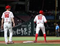 ９回、申告敬遠で出塁したモンテロの代走で出場する大盛（右）＝撮影・北村雅宏
