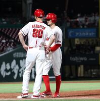 ９回、四球を選んだファビアンの代走で出場する辰見（右）＝撮影・北村雅宏