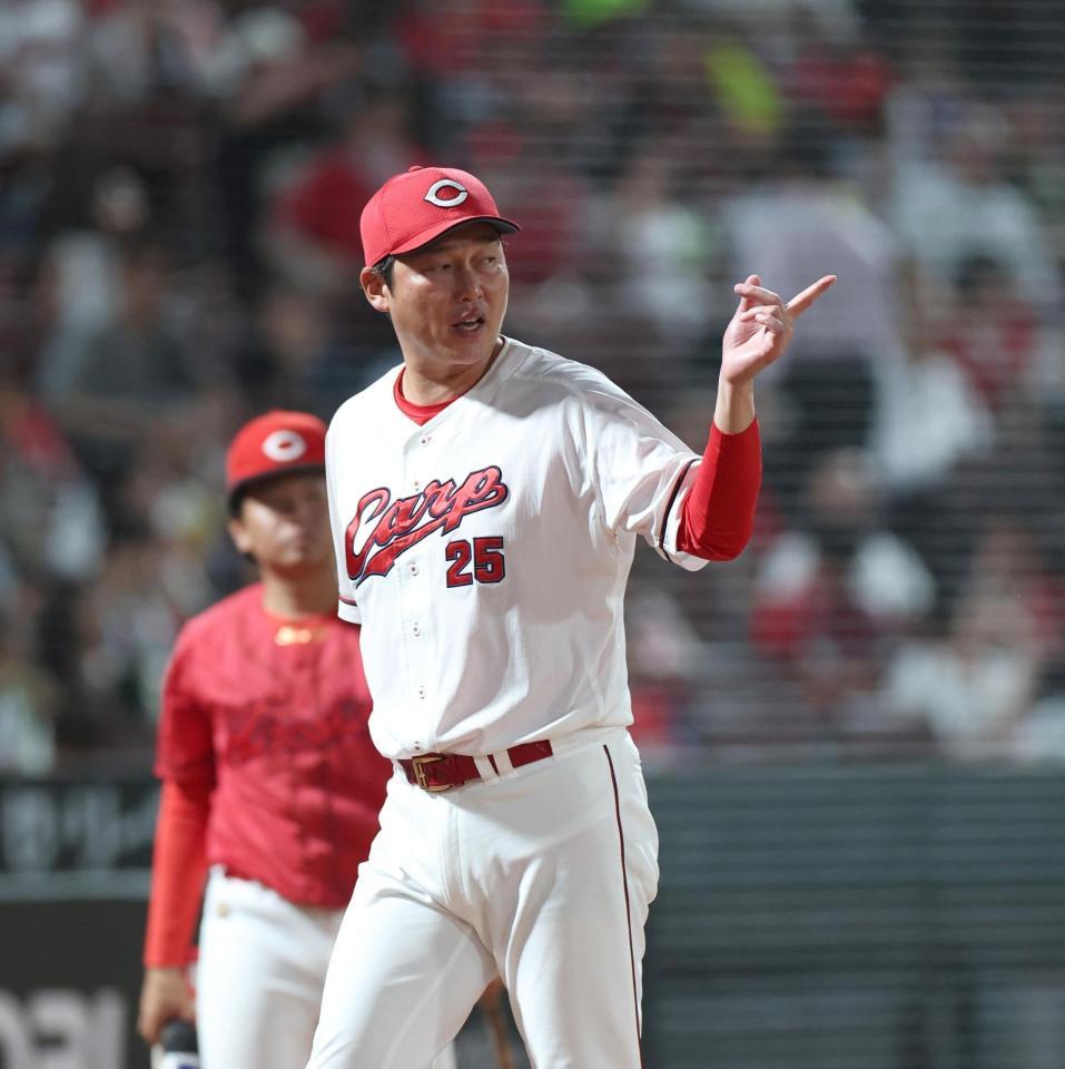 ６回を終え、選手交代を告げた新井監督（撮影・北村雅宏）