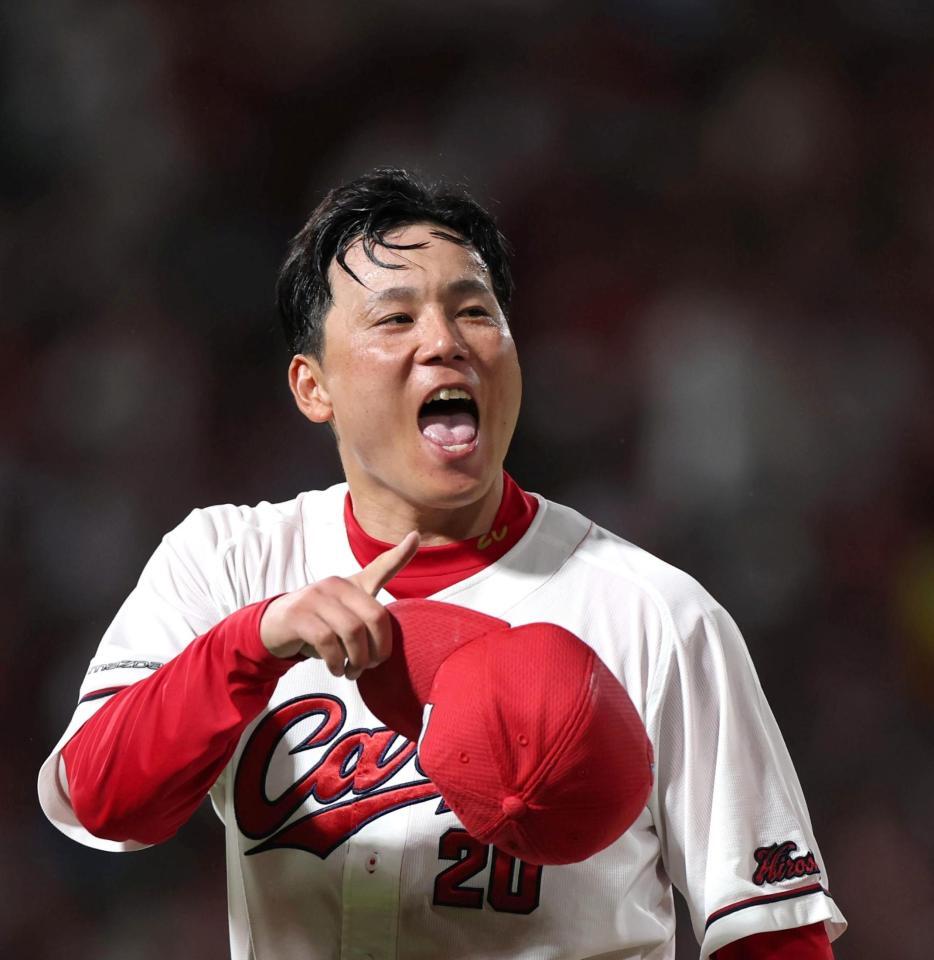 ８回、上林を一ゴロに打ち取り、ほえる栗林（撮影・北村雅宏）