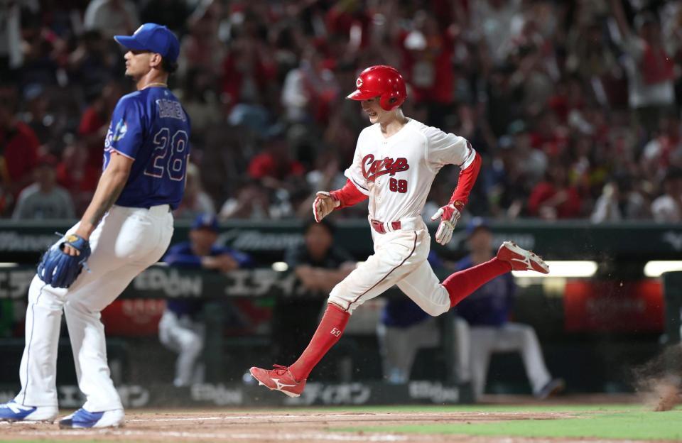 ９回、アブレウ（左）の暴投により、サヨナラとなる生還を果たす三走・辰見（撮影・北村雅宏）