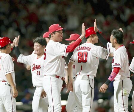 サヨナラ勝ちし、ナインとタッチを交わす新井監督（中央）＝撮影・北村雅宏