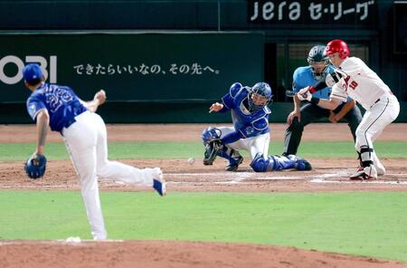 ９回、暴投でサヨナラ負けを喫したアブレウ