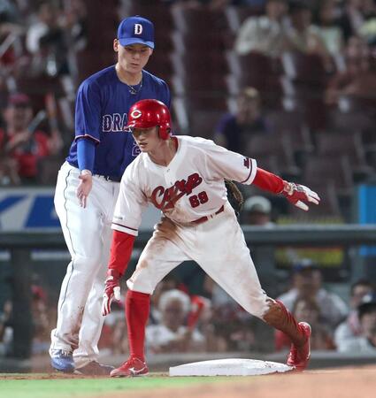 ９回、石伊の捕逸で三進する二走・辰見（撮影・北村雅宏）