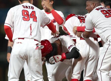 ９回、サヨナラ勝ちし、歓喜する広島ナイン（撮影・北村雅宏）