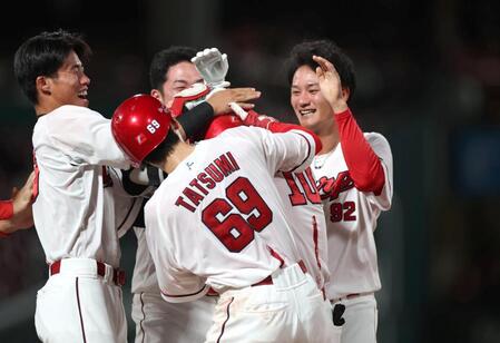 ９回、サヨナラ勝ちし、歓喜する広島ナイン（撮影・北村雅宏）