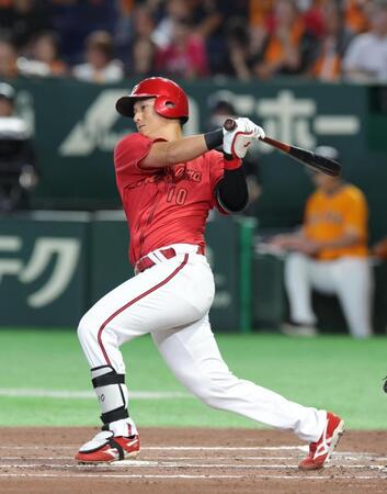 ２回、佐々木は左翼線に二塁打を放つ（撮影・佐々木彰尚）