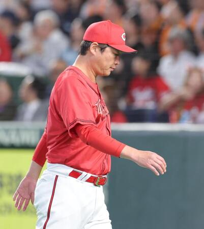 ７回、選手交代を告げた新井監督（撮影・佐々木彰尚）