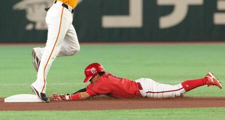 １回、打者・坂倉の時に一走・勝田は二盗に成功（撮影・佐々木彰尚）