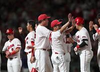 中日に３連勝し、佐々木を迎える新井監督（中央）＝撮影・北村雅宏