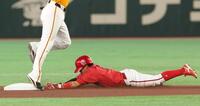 １回、打者・坂倉の時に一走・勝田は二盗に成功（撮影・佐々木彰尚）