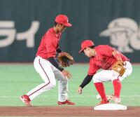 ３回、佐々木の遊撃への打球を西川（左）が失策（撮影・佐々木彰尚）