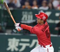 ５回、西川は二飛に倒れる（撮影・佐々木彰尚）