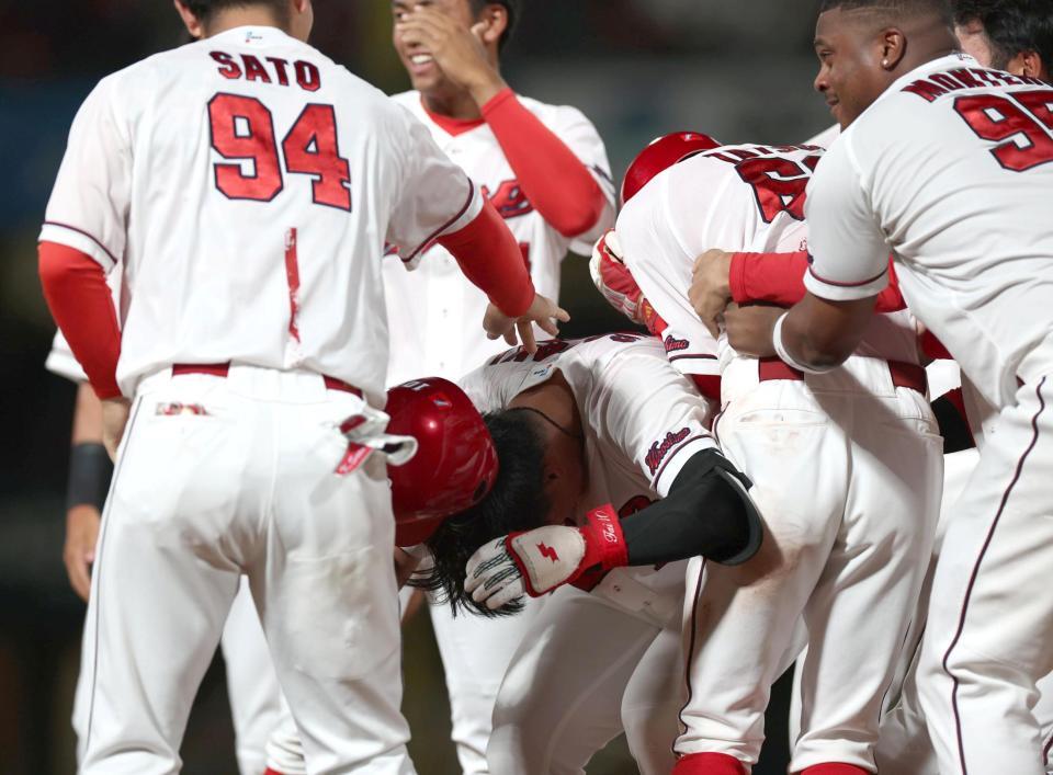 ９回、サヨナラ勝ちし、歓喜する広島ナイン（撮影・北村雅宏）