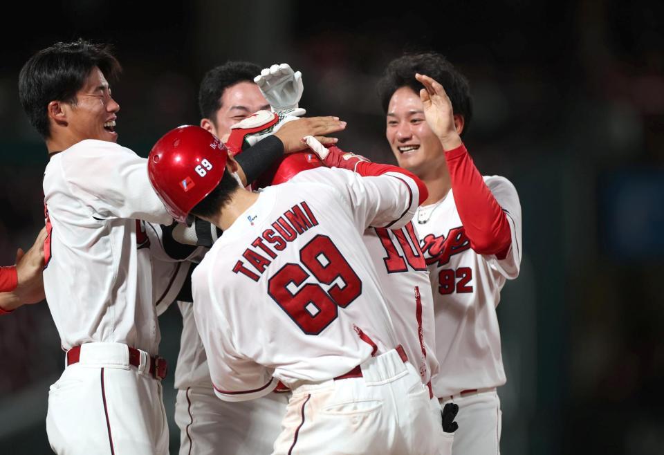 ９回、サヨナラ勝ちし、歓喜する広島ナイン（撮影・北村雅宏）
