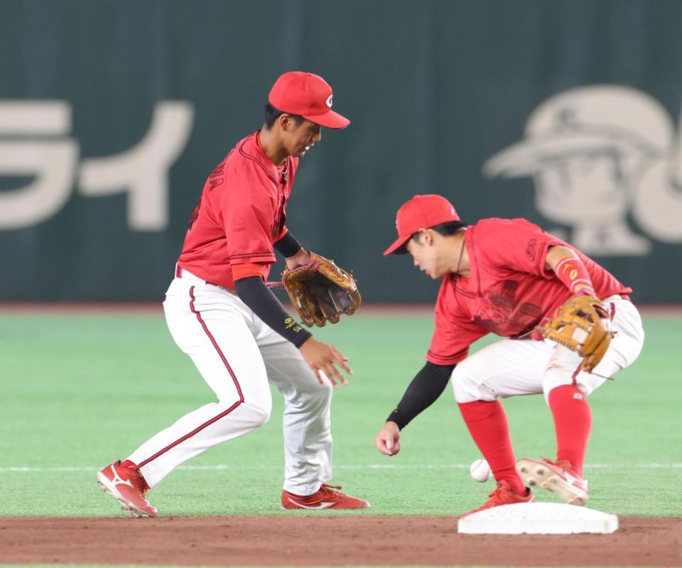 ３回、佐々木の遊撃への打球を西川（左）が失策（撮影・佐々木彰尚）
