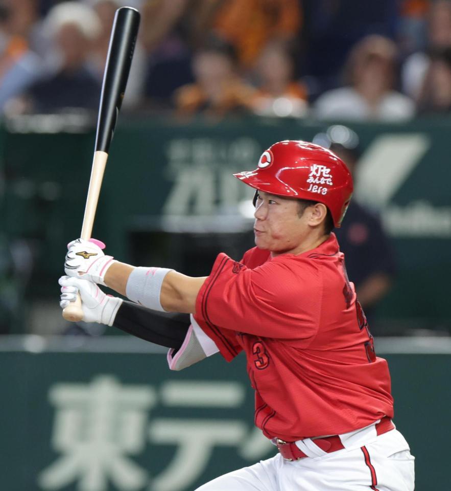 ６回、坂倉は右前打を放つ（撮影・佐々木彰尚）