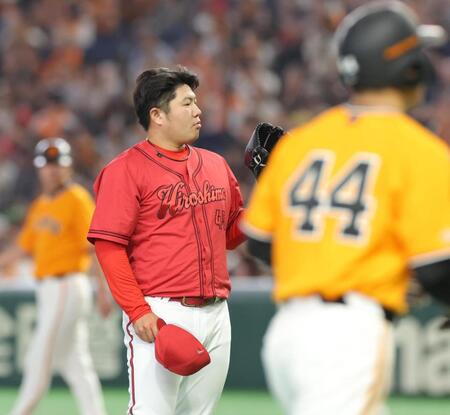 ６回、松本剛に押し出し死球を与えた広島・松本竜也（撮影・佐々木彰尚）