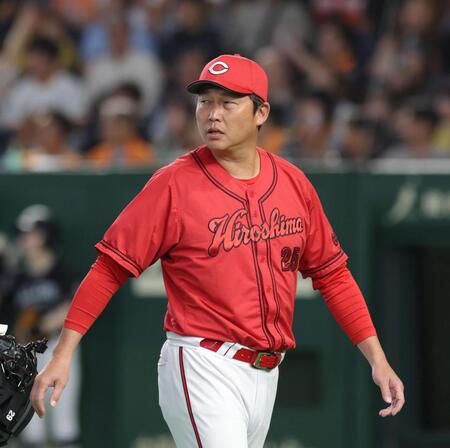 ６回、選手交代を告げた新井監督（撮影・佐々木彰尚）