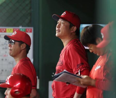 ９回、厳しい表情を見せる新井監督（撮影・佐々木彰尚）