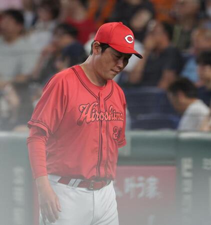 ８回終了時、選手交代を告げた新井監督（撮影・佐々木彰尚）