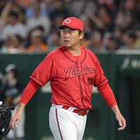６回、選手交代を告げた新井監督（撮影・佐々木彰尚）