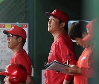 ９回、厳しい表情を見せる新井監督（撮影・佐々木彰尚）