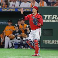 ６回、打者・坂本の時に石原が捕逸（撮影・佐々木彰尚）