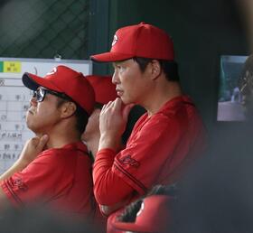 ９回、戦況を見守る新井監督（撮影・佐々木彰尚）