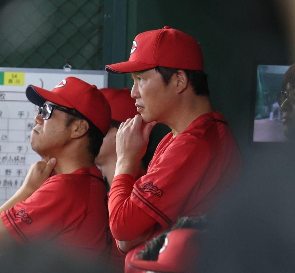 ９回、戦況を見守る新井監督（撮影・佐々木彰尚）
