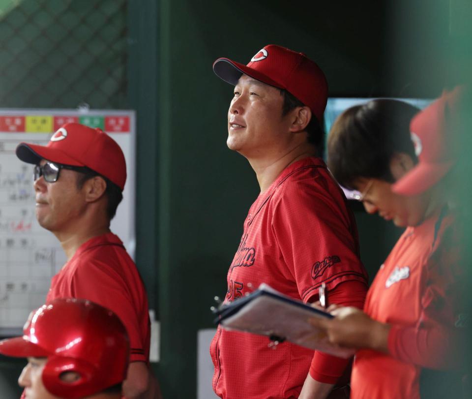 ９回、厳しい表情を見せる新井監督（撮影・佐々木彰尚）
