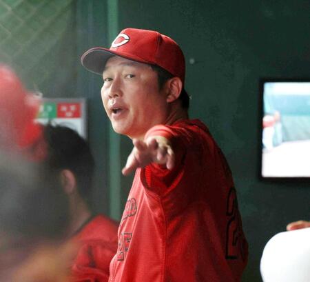 ベンチを後にする新井監督（撮影・佐々木彰尚）
