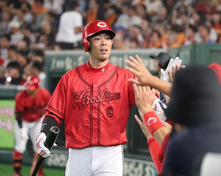 ８回、左犠飛を放ちベンチ前でナインに出迎えられる秋山（撮影・佐々木彰尚）