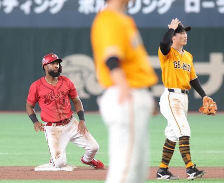 ８回、秋山の左飛で二進をした一塁走者・ファビアン（撮影・佐々木彰尚）