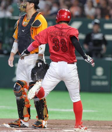 ８回、秋山の左飛で三塁走者・菊池が生還（撮影・佐々木彰尚）
