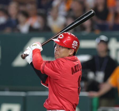 ８回、秋山は左犠飛を放つ（撮影・佐々木彰尚）