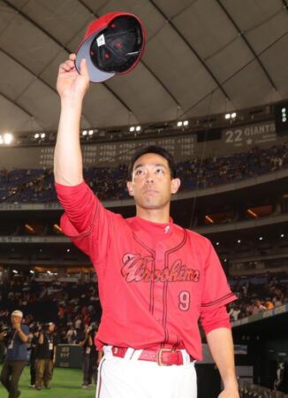 声援に応える秋山（撮影・佐々木彰尚）