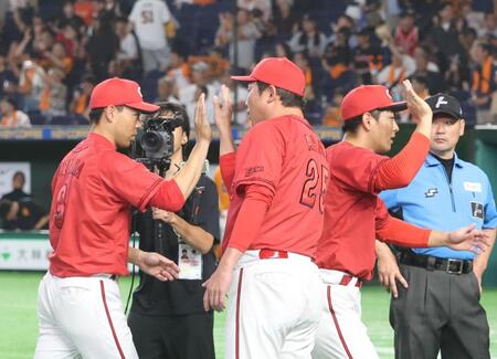 秋山を出迎える新井監督（撮影・佐々木彰尚）