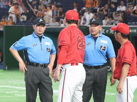 終了時、審判と話す新井監督（撮影・佐々木彰尚）