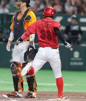 ８回、秋山の左飛で三塁走者・菊池が生還（撮影・佐々木彰尚）