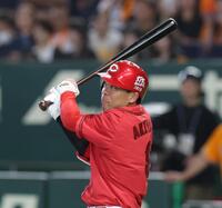 ８回、秋山は左犠飛を放つ（撮影・佐々木彰尚）